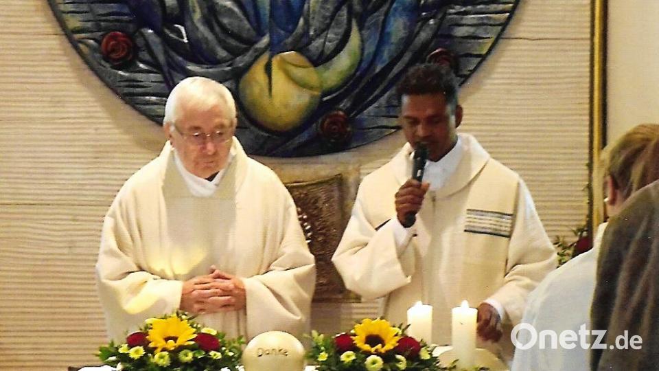 Pfarrer Hans Brucker (links) mit Pater Joy bei seinem 50. Priesterjubiläum 2015 in der Kapelle in Fuhrmannsreuth. Archivbild: ld