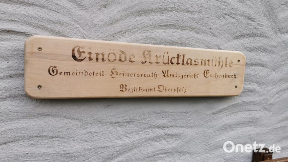 Eine neu gefertigte Namenstafel, welche auch auf die historische Zugehörigkeit hinweist. Bild: hzi