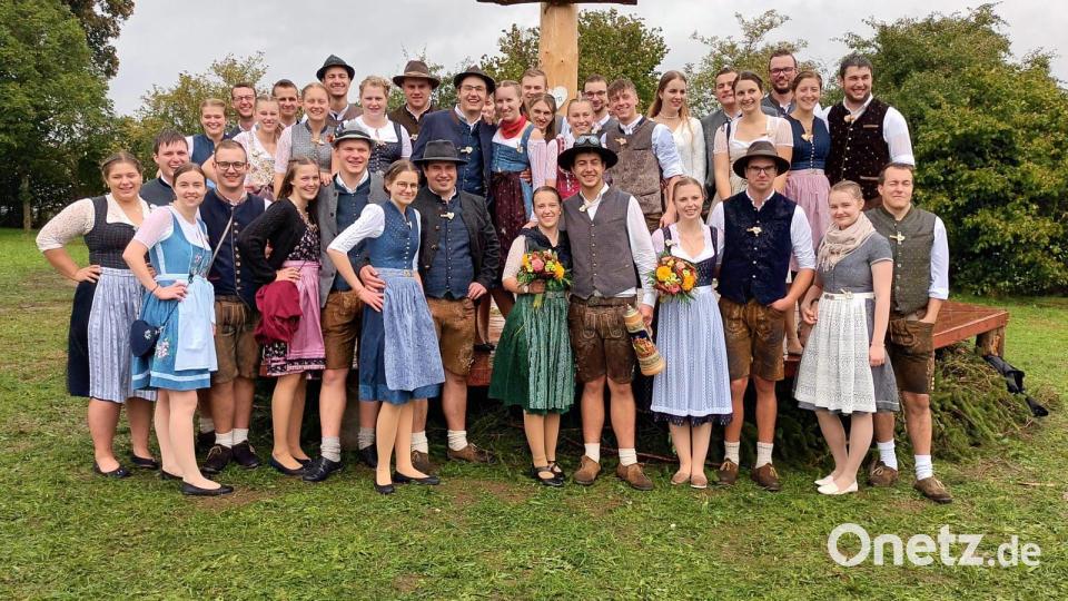 Den Humor auch im Regen nicht verloren. Bei "besten Herbstwetter" tanzten die Iberinger ihren Kirwabaum aus. Bild: lei