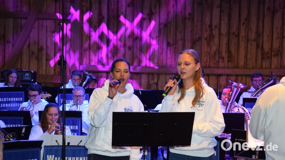 Theresa Anzer (links) und Alexandra Jaworski (rechts) bei ihrem letzten gesanglichen Einsatz mit dem Waldthurner Blechhaufen. Bild: fla