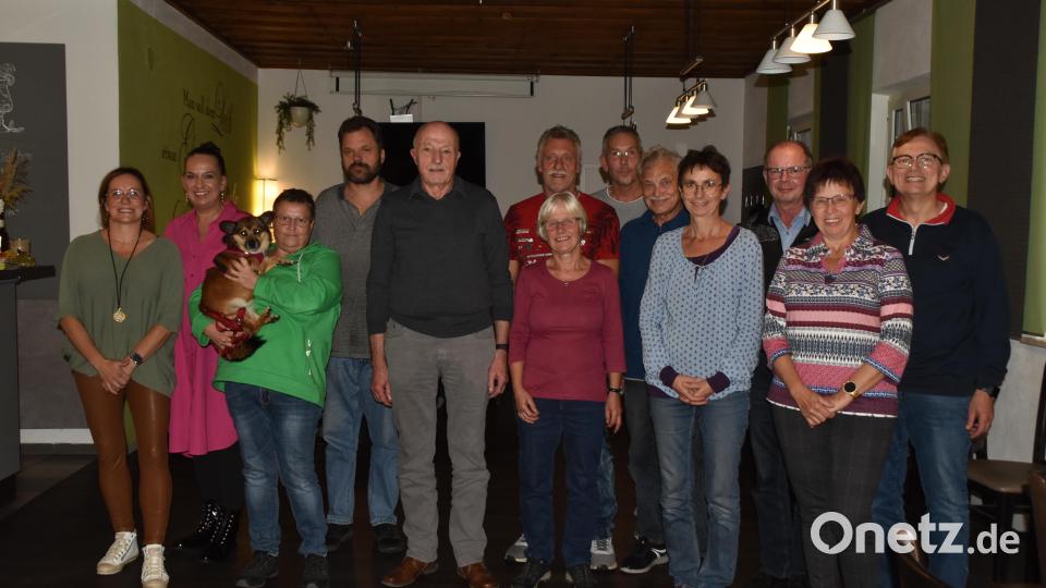Josef Gebhardt (Fünfter von links), der Gründer und alte und neue Vorsitzende des Tierfriedhof- Fördervereins, wird von einer großen Vorstandschaft unterstützt. Bild: hcz