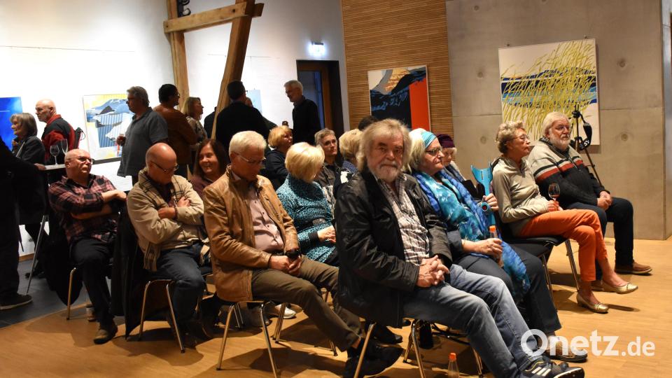 Viele Gäste lauschten aufmerksam der Laudatio und de Jazz-Musik. Bild: ubb