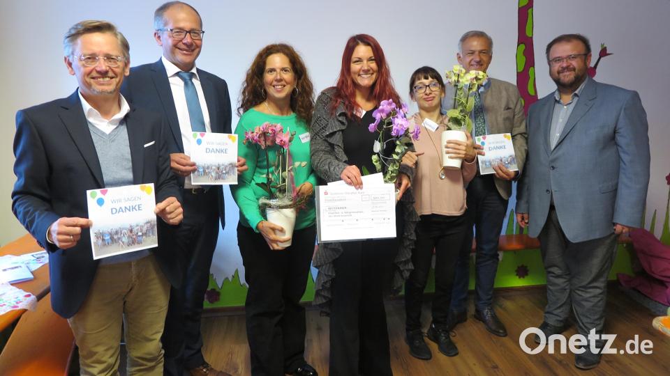 Kastls Bürgermeister Hans Walter, Landrat Grillmeier (von rechts), MdL Tobias Reiß und Kemnaths Bürgermeister Roman Schäffler gratulierten den drei hauptamtlichen Mitarbeiterinnen Kerstin Graf, Jessika Wöhrl Neuber und Deborah Bregler (von links) zum 10. Jubiläum, Bild: jzk