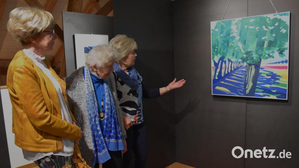 Diese drei Besucherinnen erfreuten sich sehr an den schönen Malereien des Künstlers aus Störnstein. Bild: ubb