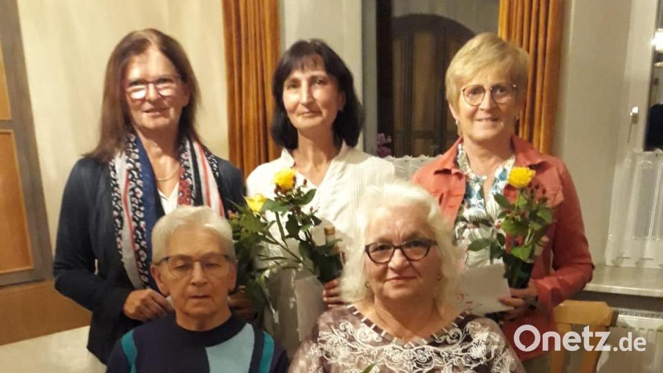 Für ihre langjährige Treue zum KDFB Wildenau wurden Maria Hösl, Anita Fritsch, Brigitte Rosenberger, Maria Haubner und Gabi Zeitler geehrt. Bild: Irmi Bartl/exb