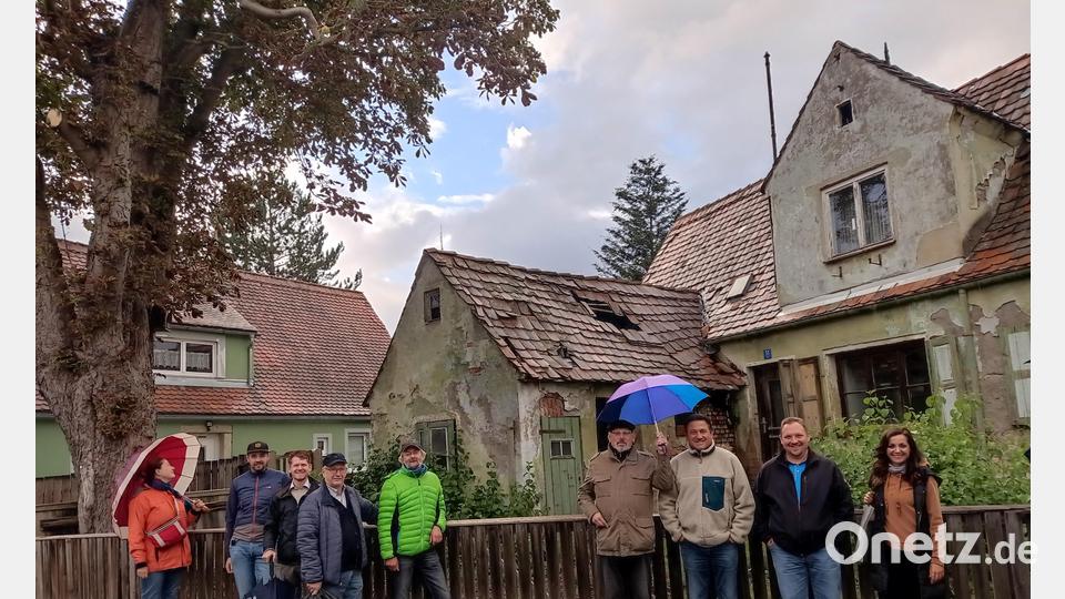 Das ehemalige Haus der Schreinerei Hoch im Markt 55 wird wohl noch einige Jahre in diesem Zustand verharren. Im Bild von links Ursula Schimmel, Mario Bauer, Maximilian Kastner, Willibald Reindl, Helmut Härtl, Henrik Friedrich, Stefan Müller, Mario Rabenbauer und Bürgermeisterin Margit Bayer. Bild: fpoz