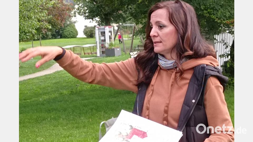 Bürgermeisterin Margit Bayer erklärt beim Feuerwehrhaus, dass hier auch Eingriffe in den Baumbestand des Stadtparkes notwendig werden. Bild: fpoz