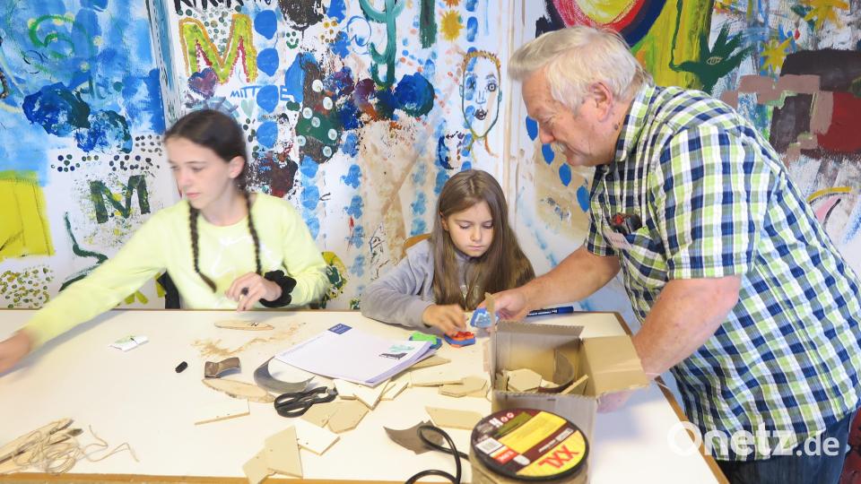 Konrad Götz gestaltete mit den Kindern Namensschilder aus Holz. Bild: jzk
