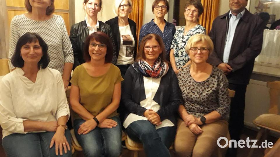 Bei der Neuwahl stellte sich das gesamte Vorstandsteam letztmalig für zwei weitere Jahre zur Verfügung: Maria Haubner, Ina Haubner, Vorsitzende Brigitte Rosenberger, Zweite Vorsitzende Waltraud Walter (sitzend, von links) sowie Bezirksleitung Inge Trottmann, Stephanie Förster, Stephanie Kink, Hedwig Kiesl, Rosa Albrecht und geistlicher Beirat Pater Antony (stehend, von links). Bild: Irmi Bartl/exb