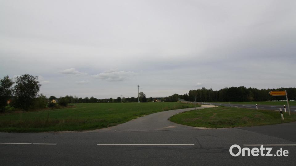An der &quot;Pechhofer Kreuzung&quot; neben der Bundesstraße 470 soll der Rettungswagen-Stützpunkt Schwarzenbach für eine zunächst zweijährige Probezeit in vorläufige Baulichkeiten einziehen. Bild: bjp