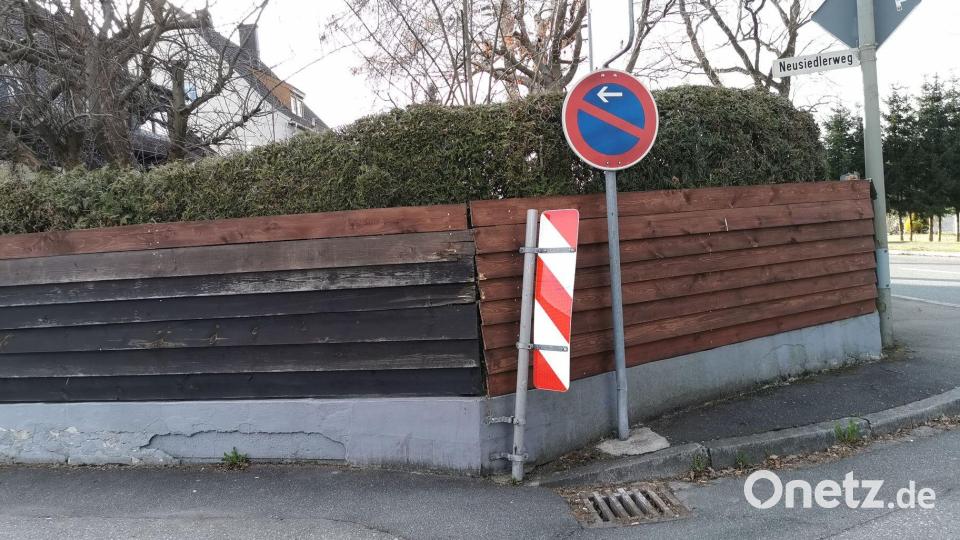 Beim letzten Unfall wurden der Holzzaun und ein Verkehrszeichen beschädigt. Bild: gz