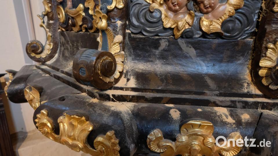 Sichtbare Holzwurm-Schäden weist die Kanzel in der St.-Nikolaus-Kirche auf. Bild: le