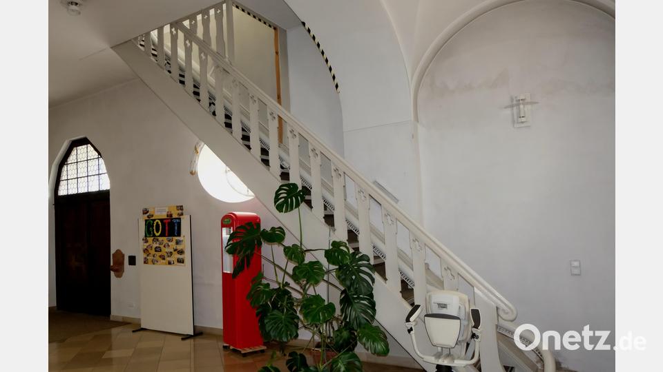 Auch der Treppenaufgang in der Pfarrkirche ist vom Holzwurm befallen. Bild: le