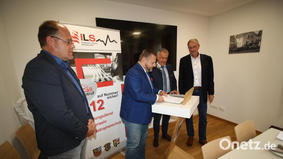 Im Schwarzenbacher Bürgerhaus unterzeichnen Geschäftsleiter Alfred Rast und Vizevorsitzender Roland Grillmeier (von rechts) vom Rettungsdienst-Zweckverband Nordoberpfalz und Geschäftsführer Jürgen Zosel vom Rettungsdienstleister RKT im Beisein von Schwarzenbachs Bürgermeister Thorsten Hallmann den Kooperationsvertrag für einen Rettungswagen-Stützpunkt in der Gemeinde. Bild: bjp