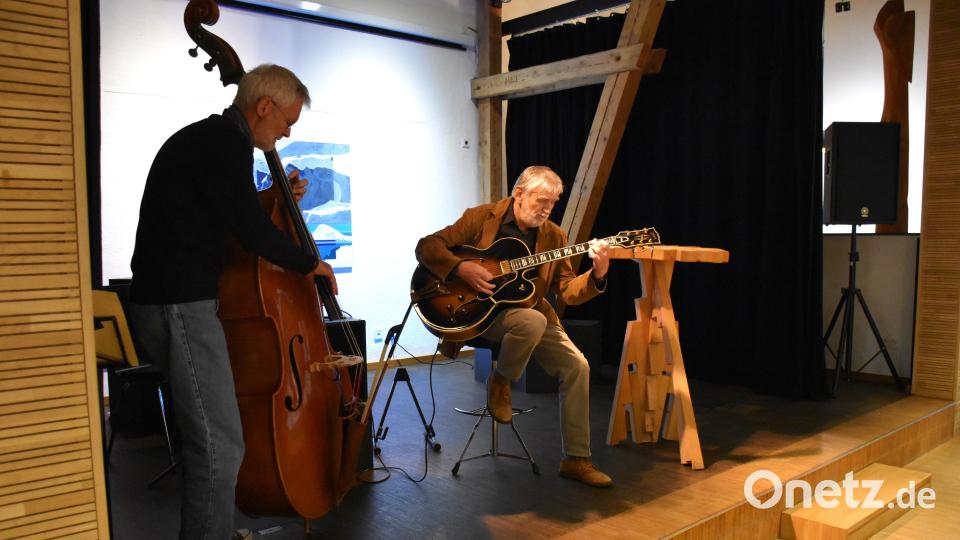 Am seiner Seite begleitete Alfred Hertrich der Nürnberger Bassist Wilfried Lichtenberg (von links) die Jazz-Improvisationen. Bild: ubb