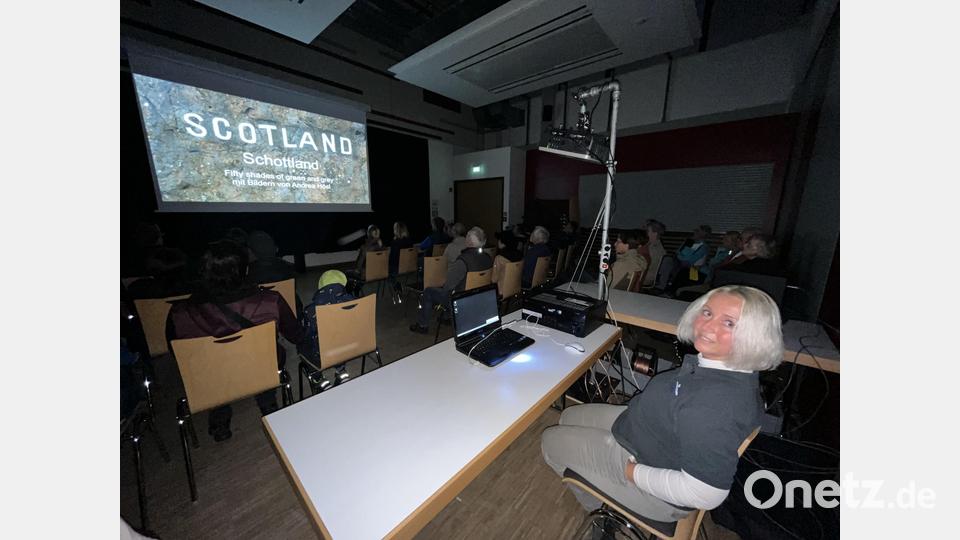 &quot;Schottland - 50 Shades of Green and Grey&quot; war der Titel der Multivisionsschau von Andrea Hösl (rechts). Am Ende der Ausstellung gab sie einen umfangreichen bebilderten Reisebericht zu ihrer Schottlandfahrt. Bild: mor