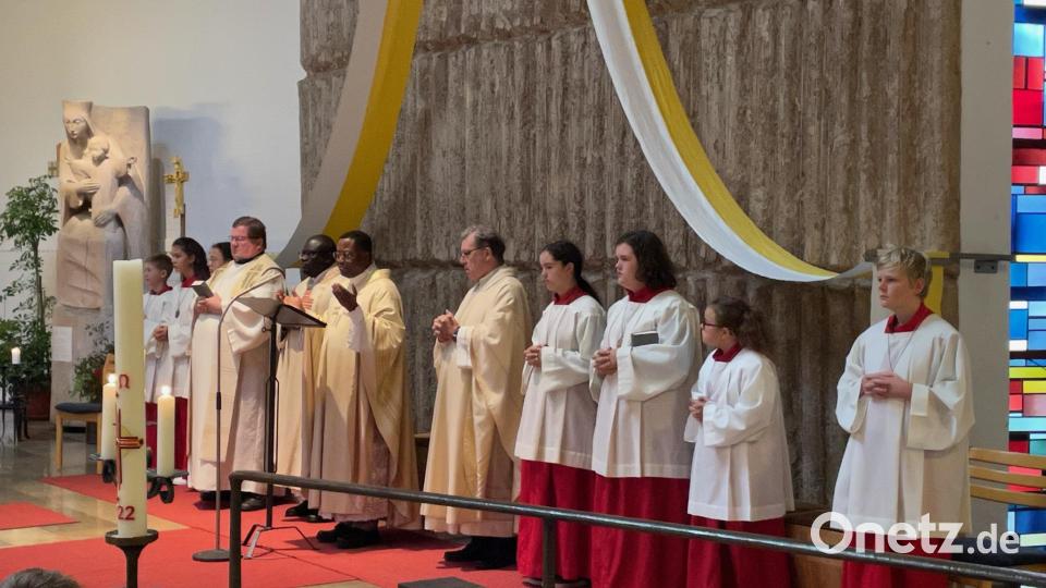 Pfarrvikar Dr. Edwin Ozioko (am Rednerpult) feiert sein 20-jähriges Priesterjubiläum. Bild: Andrea Egeter/exb