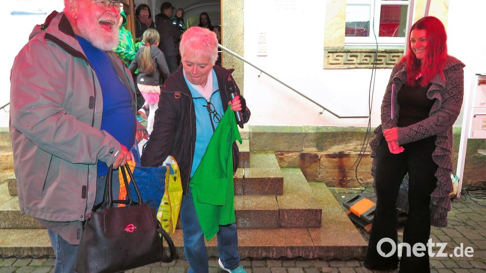 Theophil und Angelika Steuer überreichten als Dankeschön T-Shirts aus Kenia. Bild: jzk