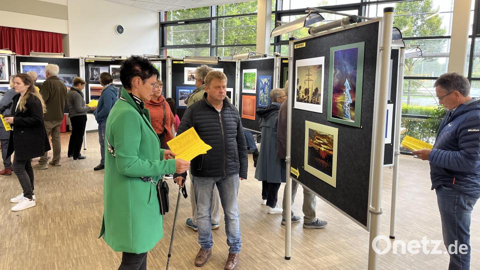Über einen guten Zuspruch freuten sich die Fotofreunde Eschenbach/Grafenwöhr bei ihrer Ausstellung im Foyer der Mehrzweckhalle. Bild: mor