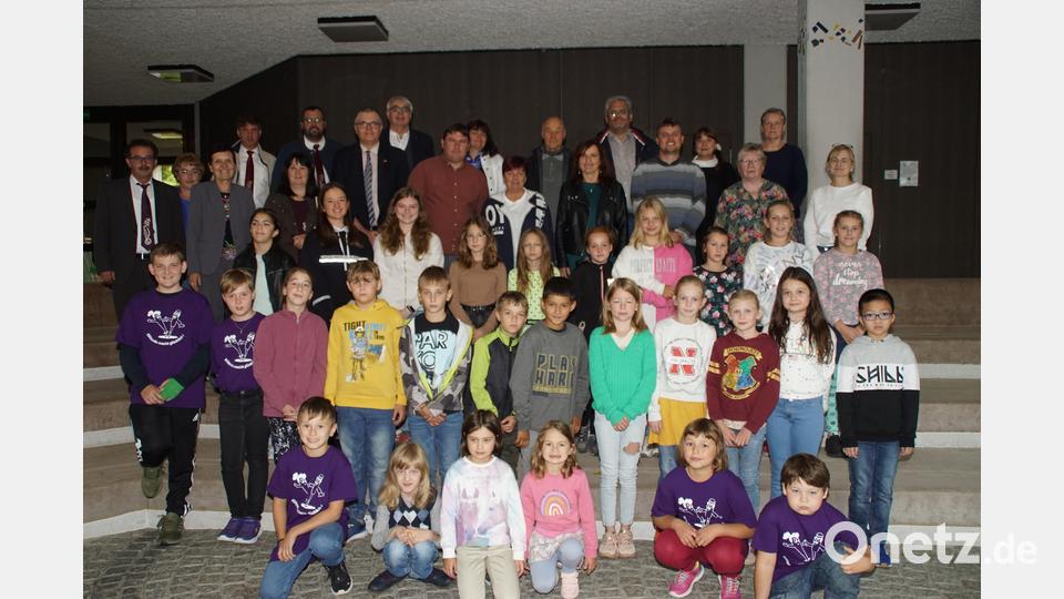 Kinder, die das Klöppeln erlernen, zusammen mit den Gästen in der Aula der Schule. Bild: mmj