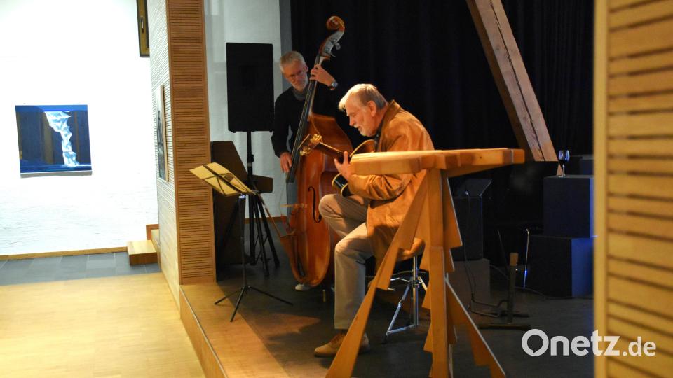 Im Kunsthaus gaben Alfred Hertrich und Wilfried Lichtenberg ( von rechts) eine kleine Kostprobe, was die Jazzfreunde beim Konzert am 29. Oktober erwartet. Bild: ubb