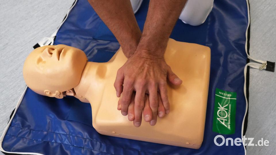 Wiederbelebung - wie geht das nochmal? Das Klinikum Amberg beteiligt sich mit einer Aktion auf dem Marktplatz an der Woche der Wiederbelebung. Bild: Klinikum/Dietl/exb