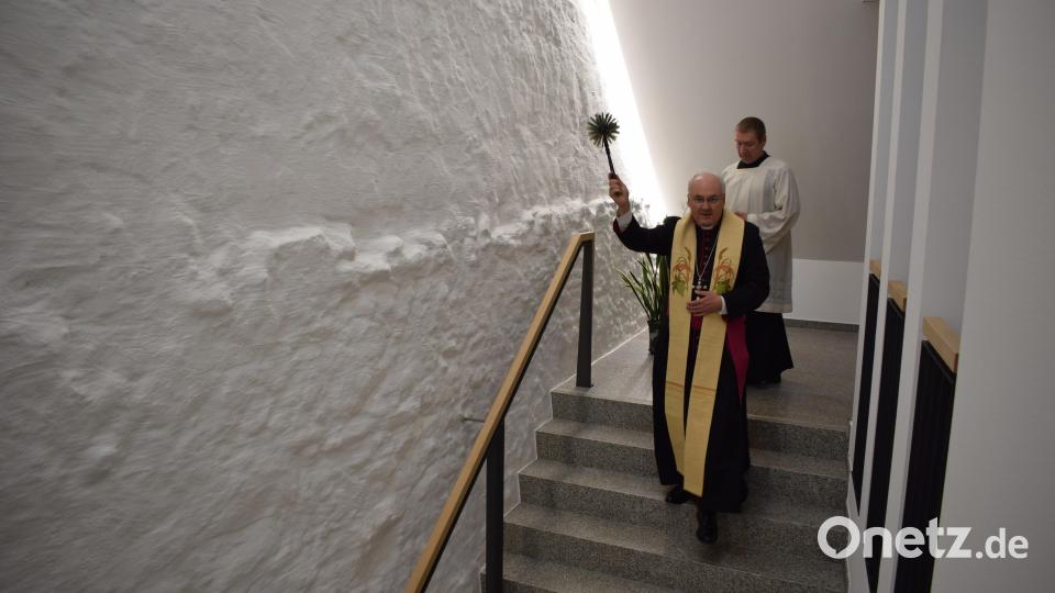 Mit Weihrauch und Weihwasser ging Voderholzer in jedem Raum des Gebäudes – vom Heizungsraum im Keller, durch die Wohnung und die Geschäftsstelle von „Leben Plus“ bis hin zum Dachboden und segnete diese. Bild: szl