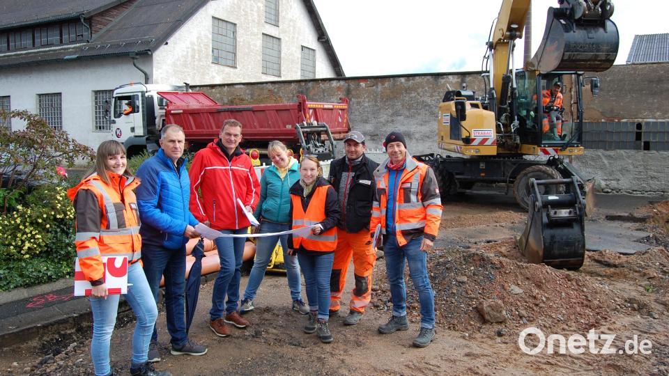 Die Sanierung der Emmeram-Mark-Straße hat begonnen. Erneuert werden neben dem Kanal auch die Wasserleitung, diverse Versorgungsleitungen sowie die Straße selbst. Außerdem wird ein Leerrohr-System für den späteren Breitbandausbau verlegt. Bild: sm
