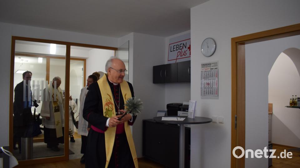 Mit Weihrauch und Weihwasser ging Voderholzer in jedem Raum des Gebäudes – vom Heizungsraum im Keller, durch die Wohnung und die Geschäftsstelle von „Leben Plus“ bis hin zum Dachboden und segnete diese. Bild: szl