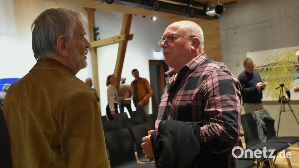 Unter den Gästen befand sich auch der ehemalige NT-Redakteur Norbert Grüner, der für Alfred Hertrich viele Jahre Bildmaterial für die Grafiken geliefert hat. Hertrich und Grüner (von links) fachsimpelten bei der Vernissage über Kunst, Fotografie und Grafik. Bild: ubb