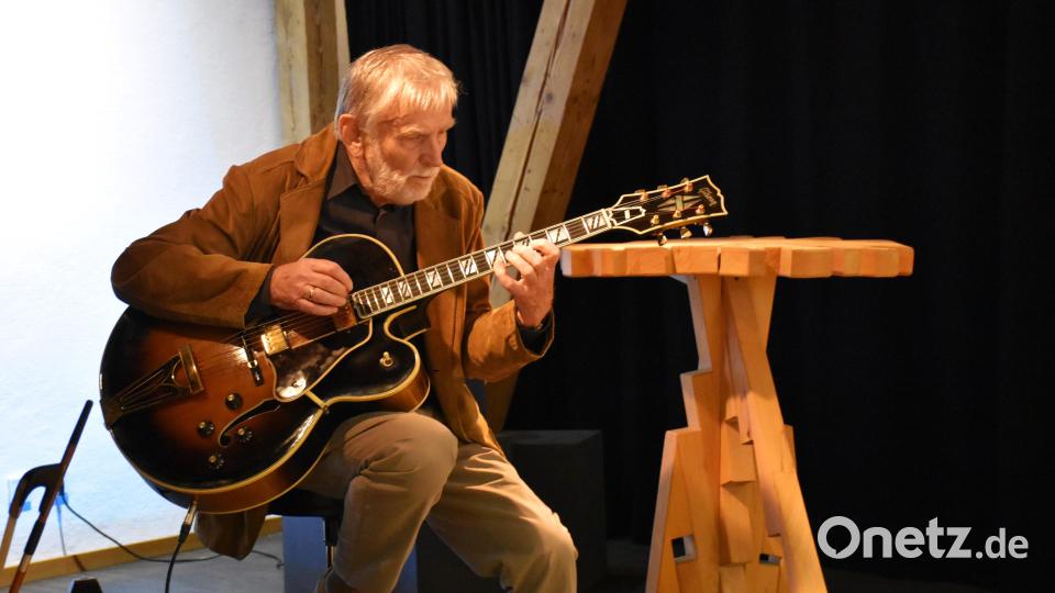 Alfred Hertrich ist einer der ganz großen Jazzmusiker der Region. Bei seiner Vernissage präsentierte er sich auch als Musiker und gab eine Kostprobe seines musikalischen Könnens. Bild: ubb