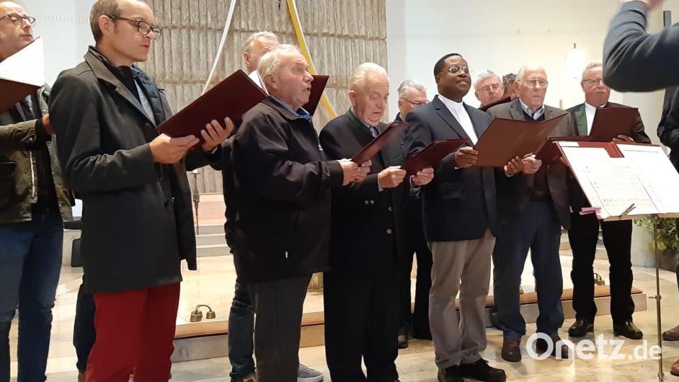 Pfarrvikar Dr. Edwin Ozioko singt auch im Männergesangverein mit. Bild: Andrea Egeter/exb