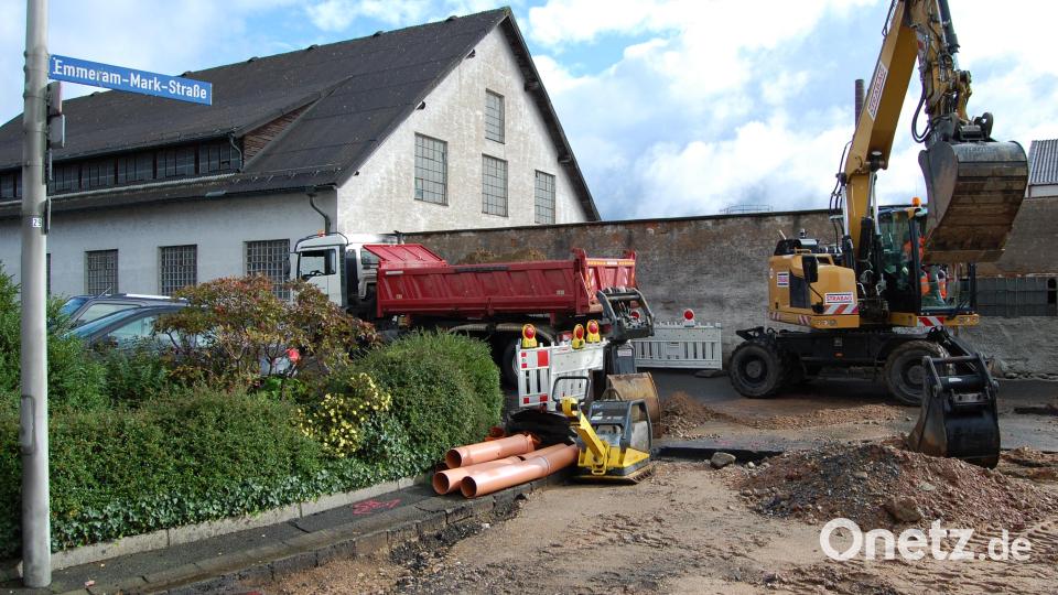 Die Sanierung der Emmeram-Mark-Straße hat begonnen. Erneuert werden neben dem Kanal auch die Wasserleitung, diverse Versorgungsleitungen sowie die Straße selbst. Außerdem wird ein Leerrohr-System für den späteren Breitbandausbau verlegt. Bild: sm