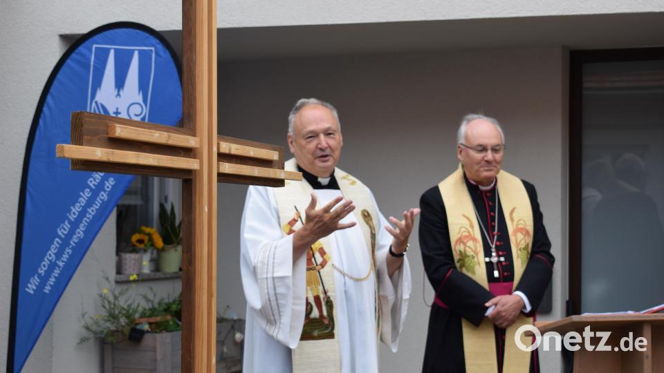 Stadtpfarrer Georg Flierl lobte den Geist der Zusammenarbeit vieler am Projekt beteiligter Partner – von KWS, Kirchenverwaltung, der Stadt und dem Landkreis Tirschenreuth, dem Bezirk, der Bayerischen Landesstiftung, der Katholischen Kirchenstiftung und der Denkmalpflege. Bild: szl
