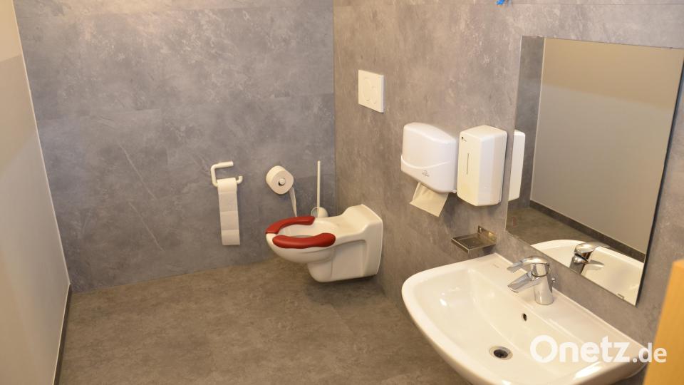Unter anderem im Dachgeschoß befindet sich eine kindgerechte Toilette. Bild: dob