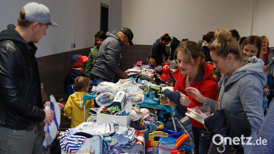 Großer Andrang herrscht beim Flohmarkt &quot;Alles rund ums Kind&quot; der Kita St. Otto Irchenrieth. Für jeden war ein Schnäppchen dabei. Bild: grm