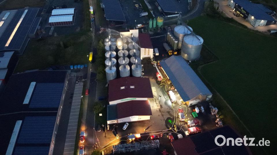 Aus der Luft ist schon zu sehen, wie aufwändig ein Löschangriff sein kann. Durch das gesamte Gewerbegebiet wurde eine Schlauchleitung von der Fichtelnaab gelegt. Bild: fks