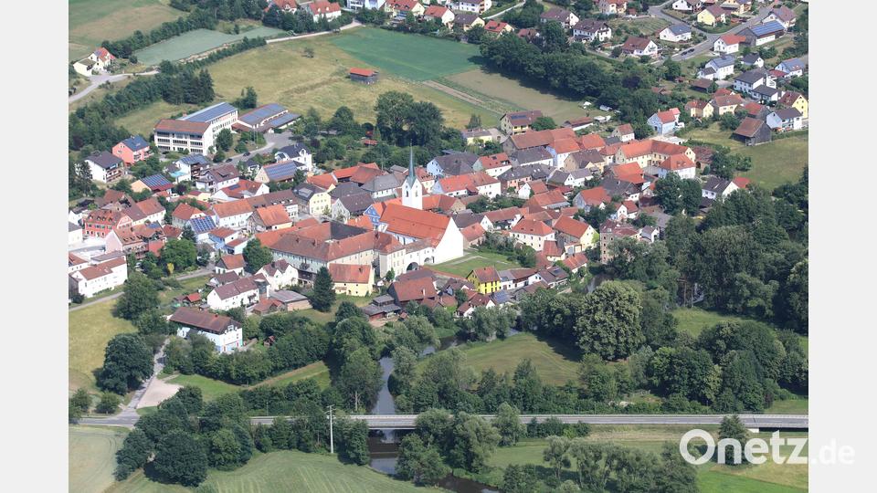 Umbaumaßnahmen am Kindergarten (links unten ) und an der Grundschule (links oben) werden momentan durchgeführt. Ein weiteres Projekt wartet. Archivbild: akp