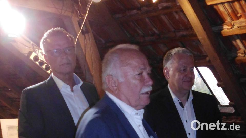Gut drei Dutzend geladener Gäste, darunter Landrat Richard Reisinger (rechts) und Bürgermeister Hermann Falk (links), erhielten im Kunststadl von Jürgen Hartmann (Mitte) einen Überblick über dessen 40-jähriges künstlerisches Schaffen. Bild: u