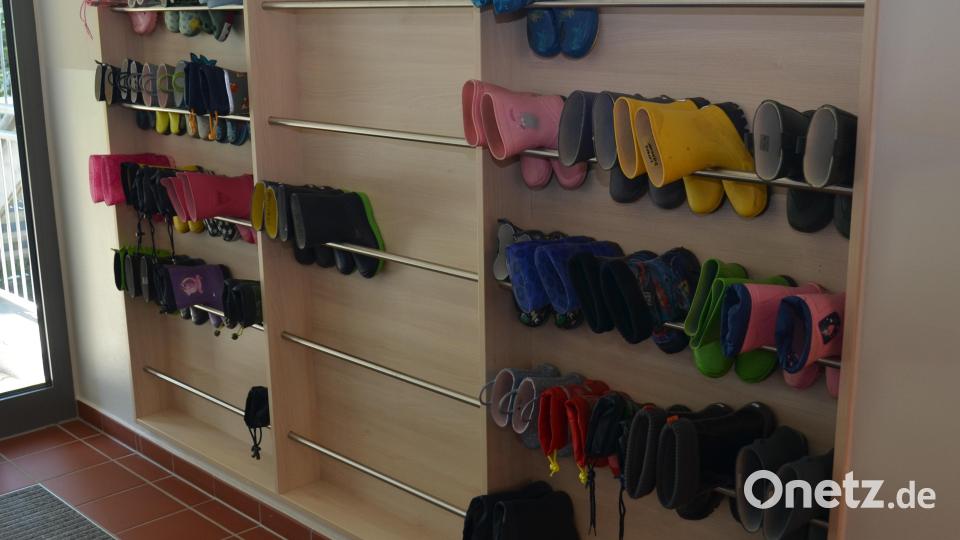Eine Gummistiefel-Schmutzschleuse gibt es beim Zugang zum Gartenbereich. Bild: dob