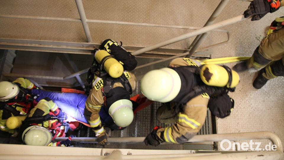 Knifflich war die Personenrettung mit schwerem Atemschutz die enge Treppe hinab. Bild: fks