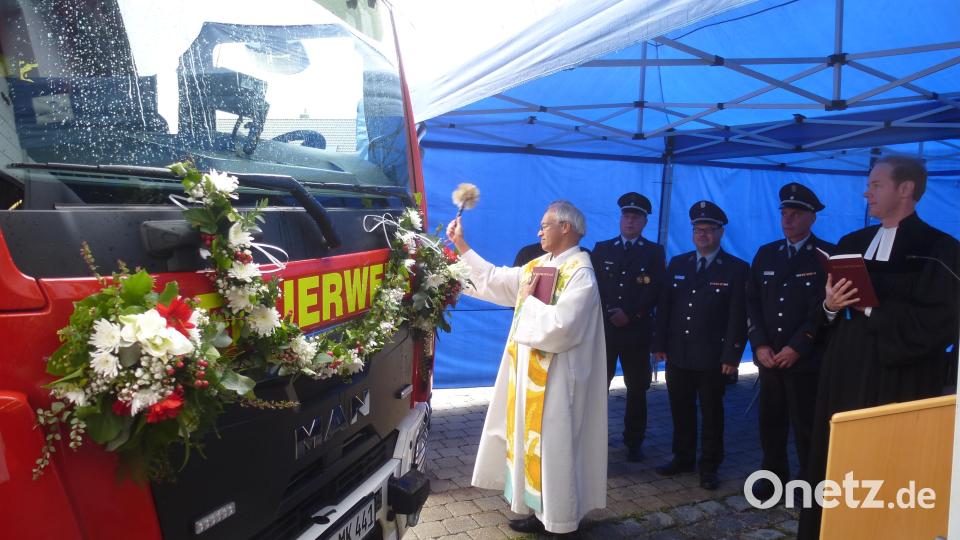 Pfarrer Varghese Puthenchira (links) und Pfarrer Matthias Weih (von rechts) erbitten den Segen Gottes für das neue Einsatzfahrzeug der Feuerwehr Kaltenbrunn. Daneben Kommandant Alexander Kummer, Vorsitzender Thomas Gmeiner und Vizekommandant Tobias Ludwig. Bild: bk