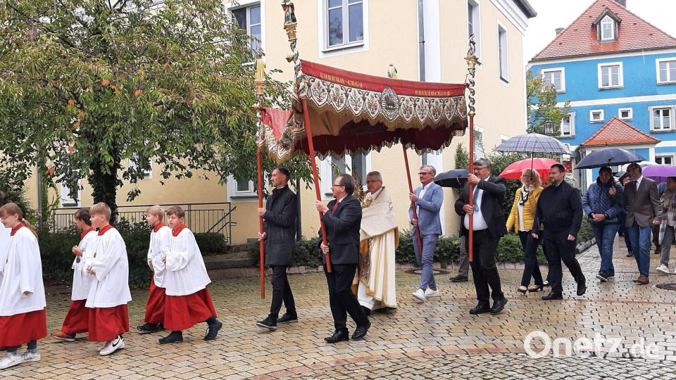 Prozession beim Schutzengelfest in Luhe. Bild: rgl