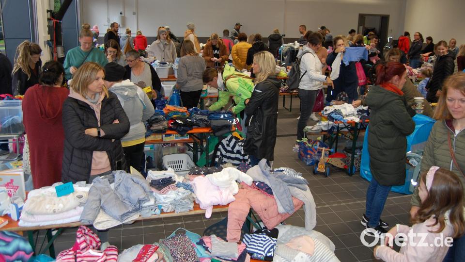 Großer Andrang herrscht beim Flohmarkt &quot;Alles rund ums Kind&quot; der Kita St. Otto Irchenrieth. Für jeden war ein Schnäppchen dabei. Bild: grm