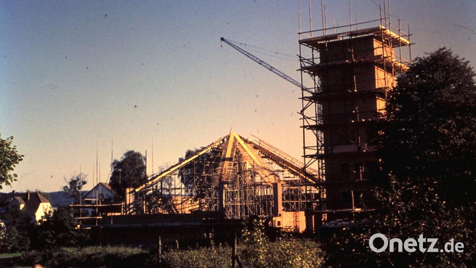 Die neue Pfarrkirche mit Turm im Bau. Archivbild: adj