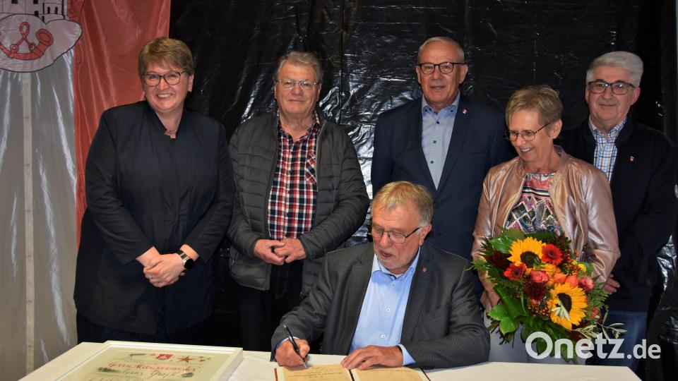 Altbürgermeister und Ehrenbürger Johann Graßl trägt sich ins Goldene Buch der Gemeinde ein, ihm folgen (von rechts) Michael Albang, Ludwig Walbrun und Josef Zwack. Anita Graßl (zweite von rechts) und Bürgermeisterin Anita Forster freuen sich mit den Geehrten. Bild: wel