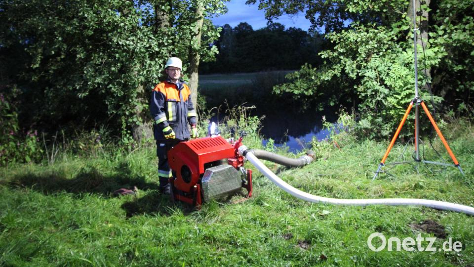 An der Fichtelnaab entnahm dieser Maschinist mit einer tragbaren Pumpe Wasser, das über eine 600 Meter lange Schlauchleitung zum Einsatzort befördert wurde. Bild: fks