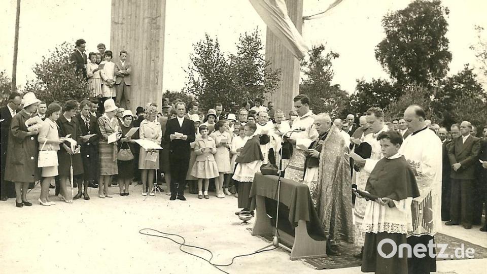 Die Grundsteinlegung fand 1961 statt. Kaplan Maximilian Rohrmüller, Pfarrer Julius Meister, Diakon Ferdinand Steiner und Pfarrer Johann Meier feierten mit den Gläubigen. Archivbild: adj