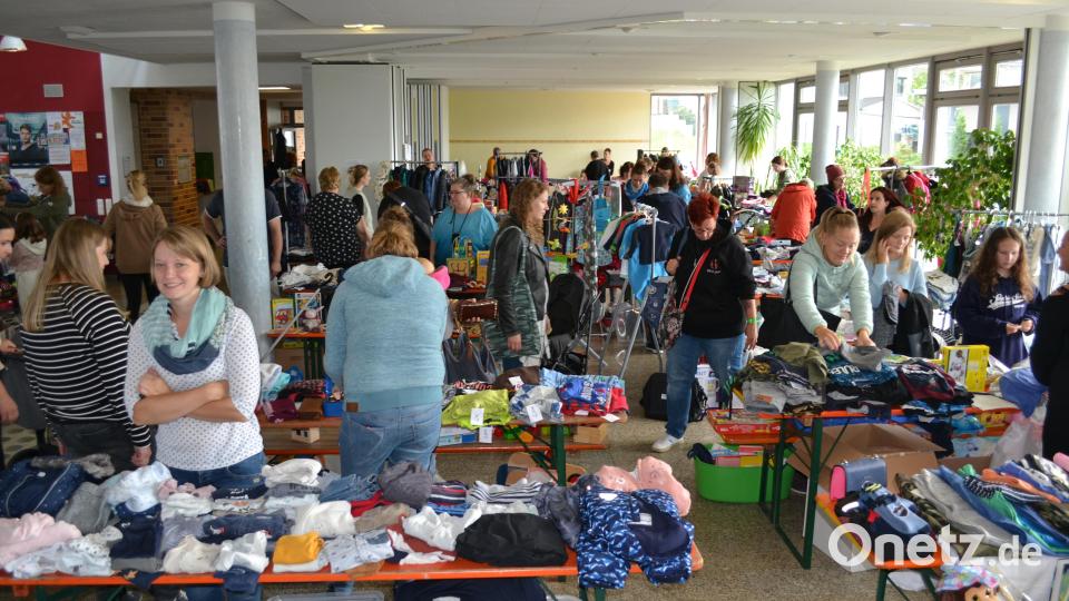 Nicht nur die Aula, sondern auch alle Gänge der Pirker Schule sind mit Verkaufstischen belegt. Bild: kki