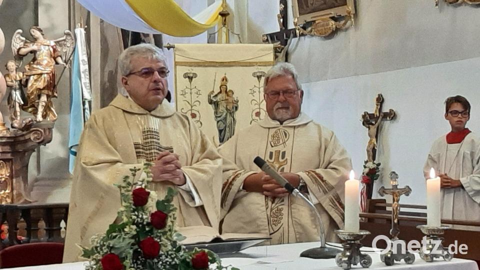 Festprediger Domkapitular Dr. Josef Kreiml und Pfarrer Arnold Pirner (von links) am Altar beim Schutzengelfest in Luhe. Bild: rgl